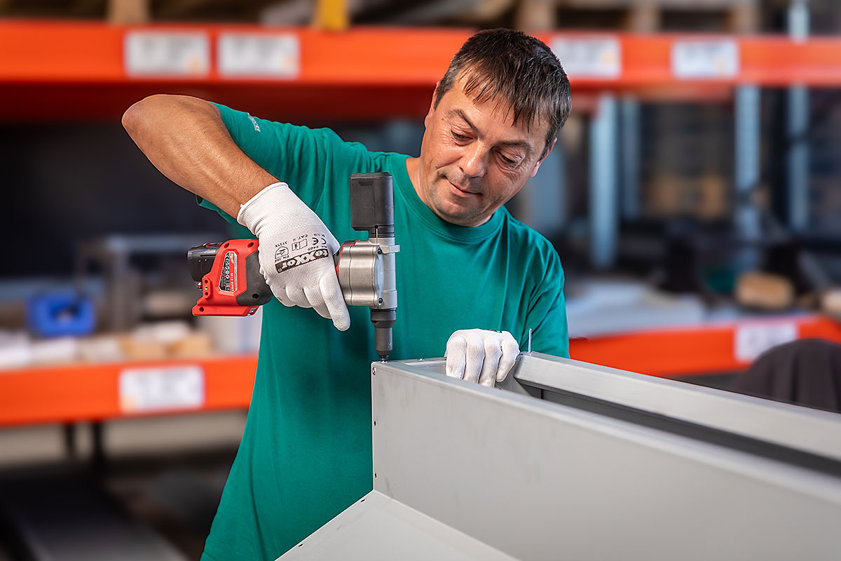 Montage von Metallgehäusen