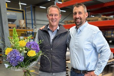 Geschäftsführer Stephan Hennecke gratuliert Jens Rübenach zur 20-jährigen Betriebszugehörigkeit