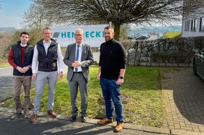 Geschäftsführer Stephan Hennecke, Jens Rübenach und Sven Boerger begrüßen Arne Rössel von der IHK Koblenz