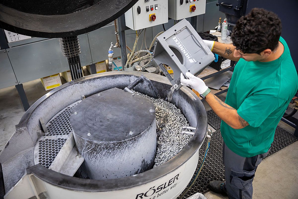 Reinigen und Glätten von Metallteilen